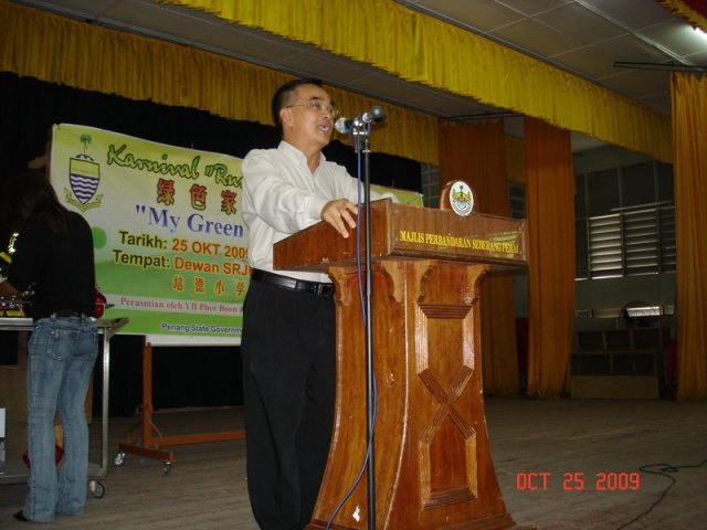 Ahli Majlis En Teoh Siang Hooi mengucap dalam karnival rumahku mesra alam di Sekolah Pai Teik Nibong Tebal pada 25-10-2009